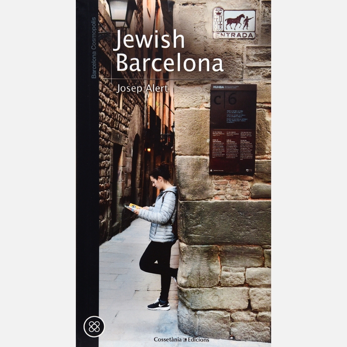 Imatge de la coberta del llibre 'Jewish Barcelona', on es veu una noia recolzada en una paret del carrer de Sant Domènec de Barcelona, situada a El Call de la ciutat.
