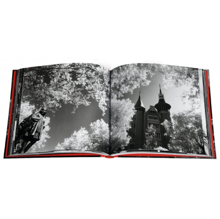 Imatge de les pàgines interiors del llibre 'Barcelona Infraroja'