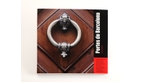 Imatge de la coberta del llibre 'Portes de Barcelona' on es veu una porta modernista de l'Eixample