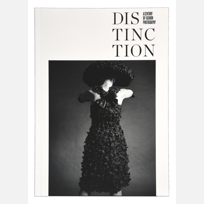 Imatge de la coberta del Catàleg de l'exposició 'Distinction. A Century of Fashion Photography'