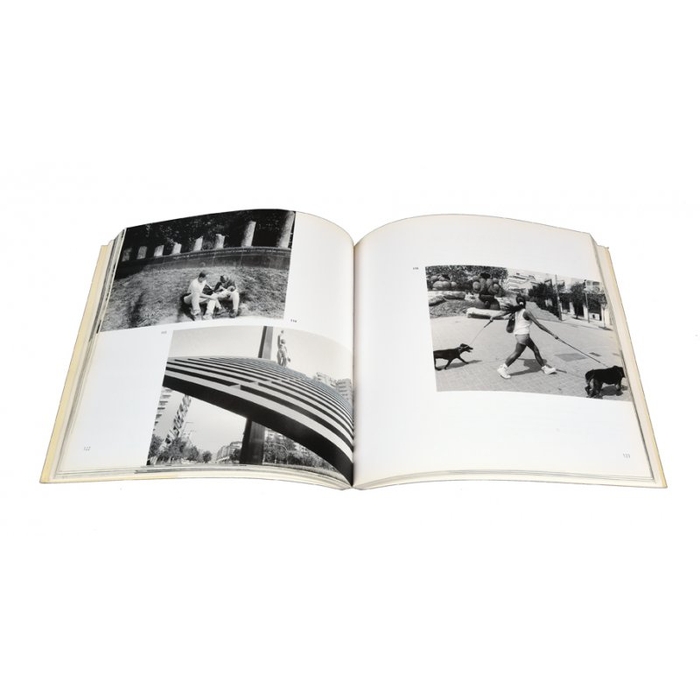 Imatge de les pàgines interiors del llibre 'Nou Barris, 25 anys'