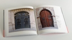 Imatge de les pàgines interiors del llibre 'Portes de Barcelona' on es veuen les fotografies de dues portes de l'Eixample