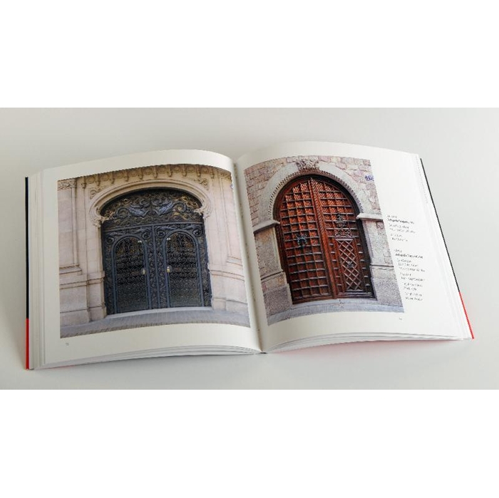 Imatge de les pàgines interiors del llibre 'Portes de Barcelona' on es veuen les fotografies de dues portes de l'Eixample