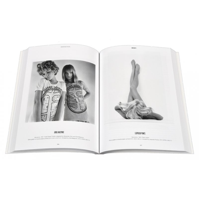 Imatge de les pàgines interiors del catàleg de l'exposició 'Distinction. A Century of Fashion Photography'