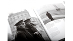 Imatge pàgines interiors del llibre 'Barcelona', on es veuen dos homes mariners fotografia en blanc i negre