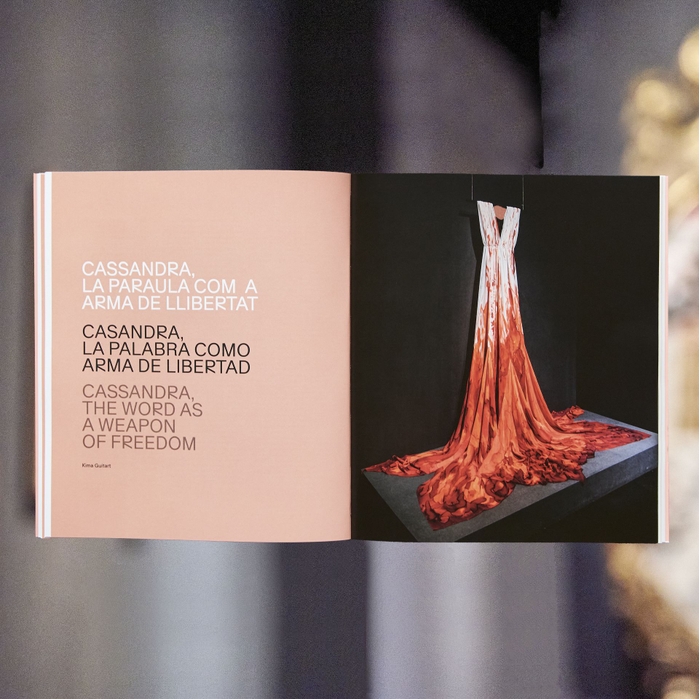 Imatge de les pàgines interiors del llibre 'Dones de paraula'