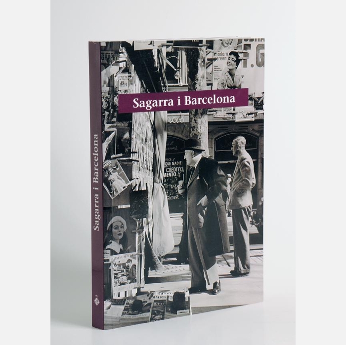 Imatge de la coberta del llibre 'Sagarra i Barcelona' on es veu Josep Maria de Sagarra davant d'un quisoc de les Rambles de Barcelona