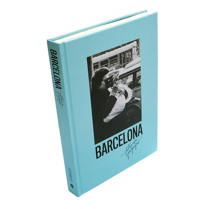 Imatge del llom del llibre 'Barcelona fotògrafes/fotógrafas'