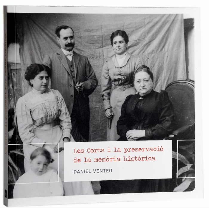 Imatge de la coberta del llibre 'Les Corts i la preservació de la memòria història' on es veu una foto en blanc i negre d'una família