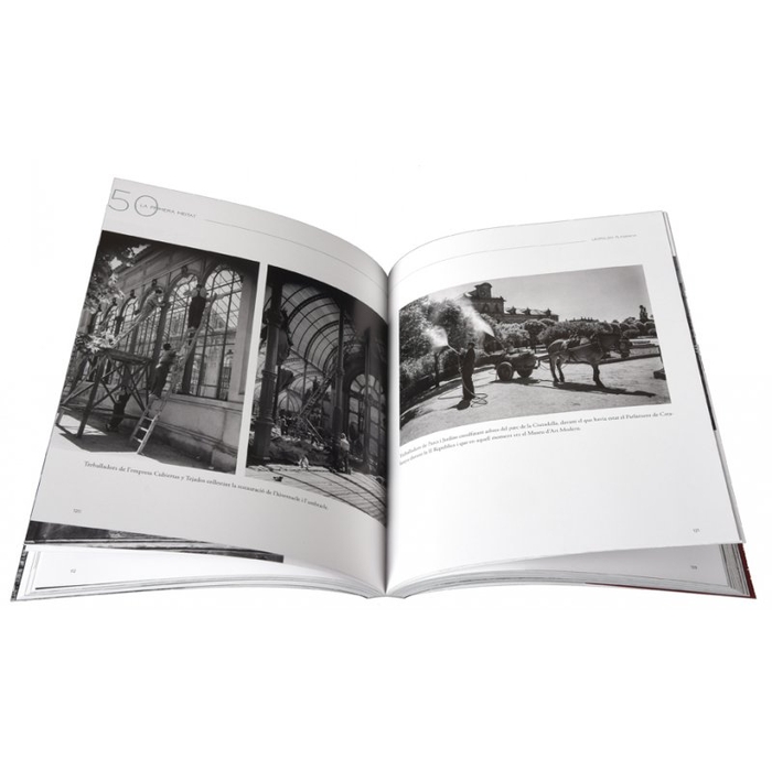Imatge de les pàgines interiors del llibre 'Barcelona en construcció (1940-1970)'
