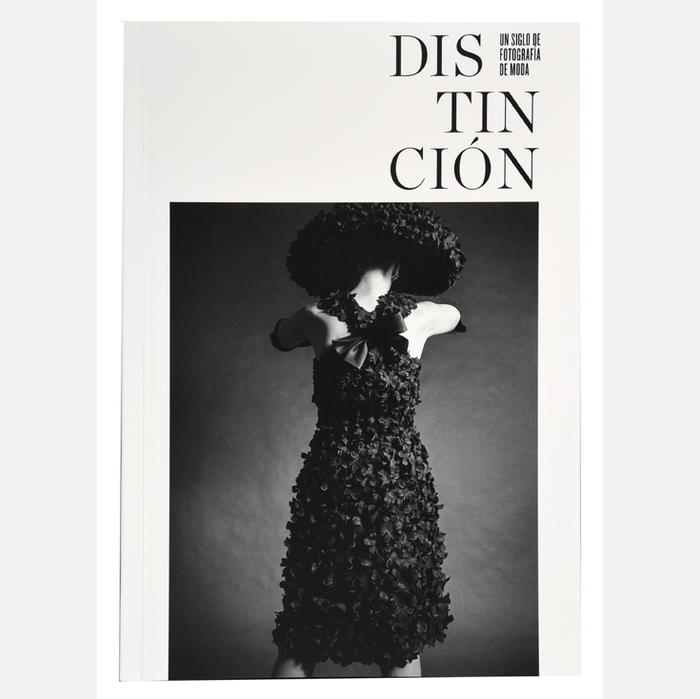 Imatge de la Coberta del catàleg de l'exposició 'Distinción. Un siglo de fotografía de moda'