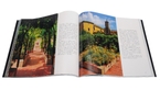 Imatge de pàgines interiors del llibre 'Barcelona. Secret Gardens/Jardines Secretos'. Doble pàgina amb imatges d'un jardi.