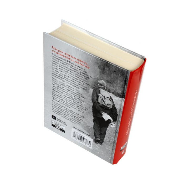 Imatge de la contracoberta del llibre 'Itineraris Joan Coromines' on se'l veu d'esquena amb una motxilla caminant