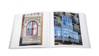 Imatge de les pàgines interiors del llibre 'Tribunes de Barcelona' on es veu una doble pàgina, a cadascuna hi surt la fotogragia d'una tribuna.
