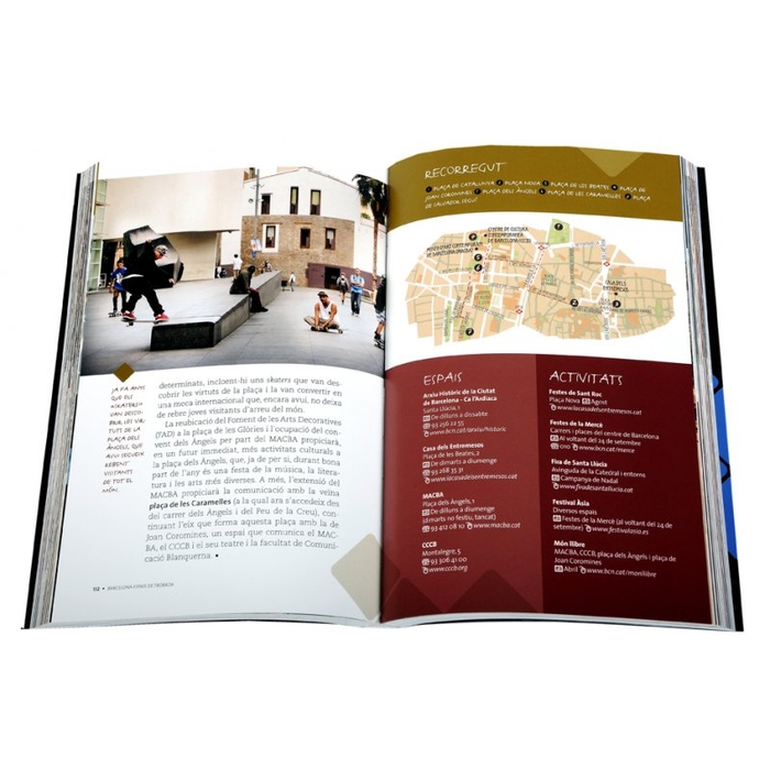 Imatge de les pàgines interiors del llibre 'Barcelona, espais de trobada'