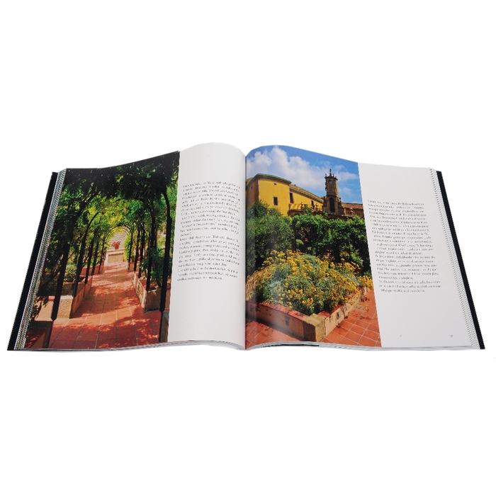 Imatge de pàgines interiors del llibre 'Barcelona. Secret Gardens/Jardines Secretos'. Doble pàgina amb imatges d'un jardi.