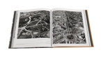 Imatge de les pàgines interiors del llibre 'Barcelona. Memoria desde el cielo, 1927-1975'