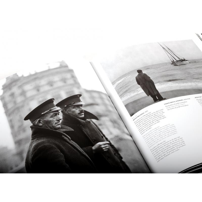 Imatge pàgines interiors del llibre 'Barcelona', on es veuen dos homes mariners fotografia en blanc i negre