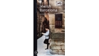 Imatge de la coberta del llibre 'Jewish Barcelona', on es veu una noia recolzada en una paret del carrer de Sant Domènec de Barcelona, situada a El Call de la ciutat.