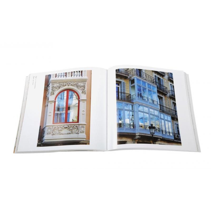 Imatge de les pàgines interiors del llibre 'Tribunes de Barcelona' on es veu una doble pàgina, a cadascuna hi surt la fotogragia d'una tribuna.
