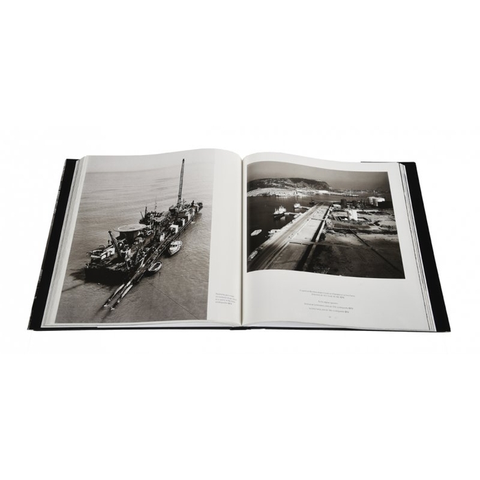 Imatge de les pàgines interiors del llibre 'Barcelona. Memoria desde el cielo'